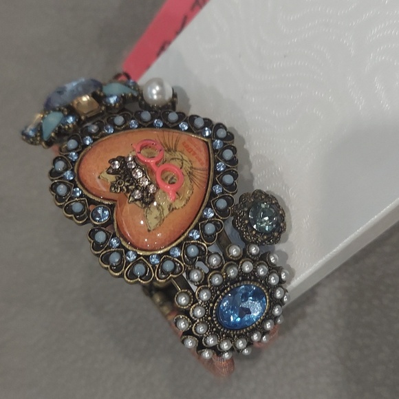 Betsey Johnson PRINCESS KITTY HINGED BRACELET - Picture 5 of 11